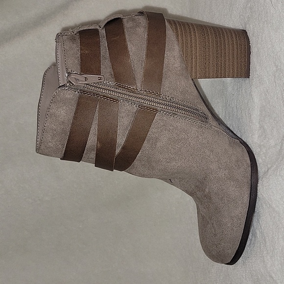 NWOT Taupe Brown 2in Thick Booties - Picture 3 of 5